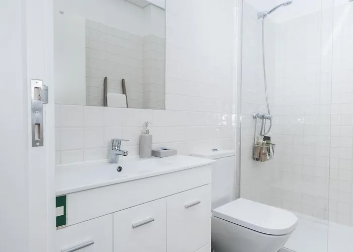 Host Wise - Sunny Downtown Apartment *