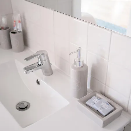 Host Wise - Sunny Downtown *