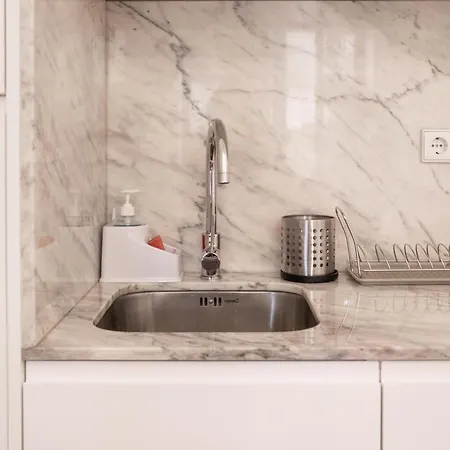 Host Wise - Sunny Downtown *