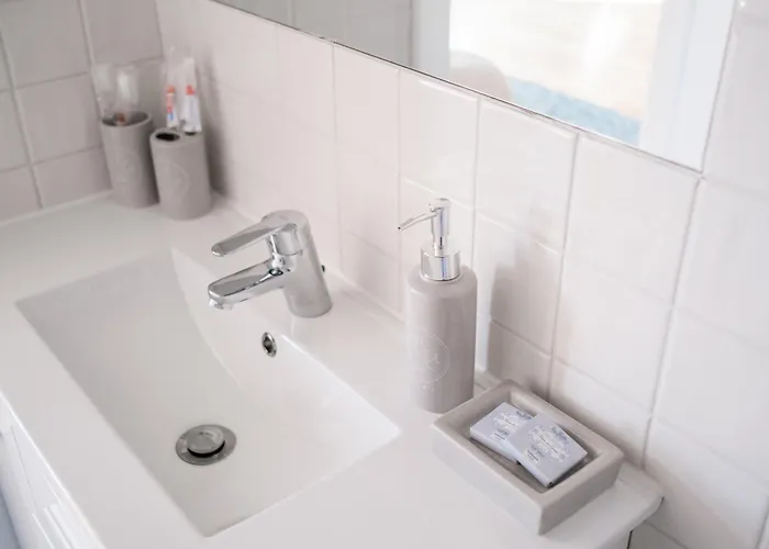 Host Wise - Sunny Downtown *