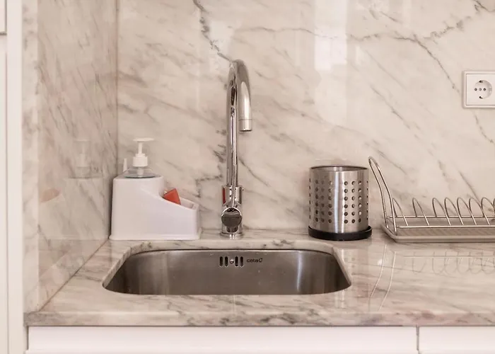 Host Wise - Sunny Downtown *